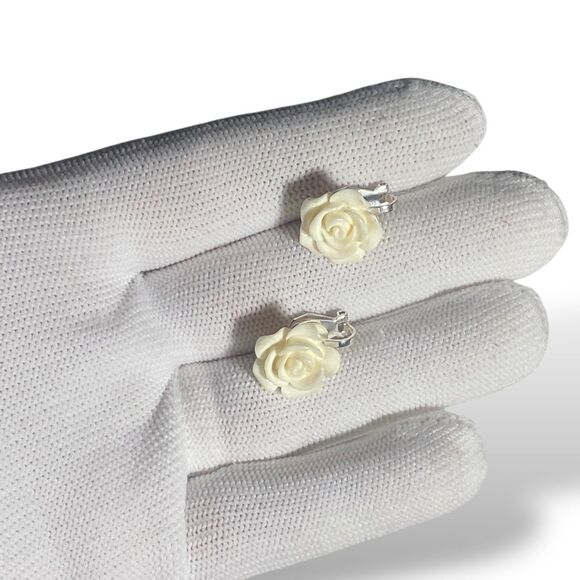 Vintage White Rose Clip On Earrings Carved Floral Angel Skin Coral Style Jewelry - Picture 5 of 10